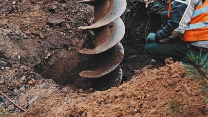 scavo con trivellatrice terreno